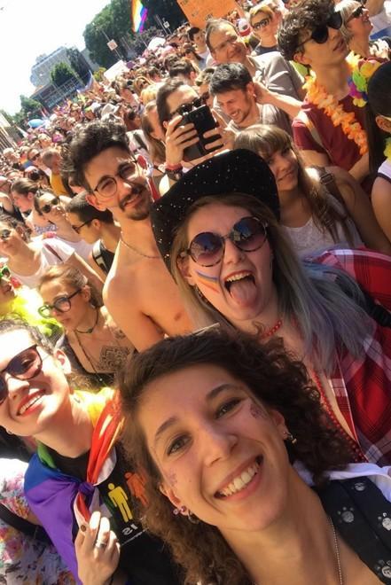 Anche centinaia di reggiani al lungo corteo arcobaleno 
