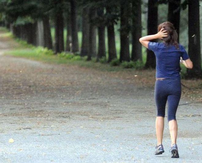 Palpa il sedere a una donna un 19enne finisce dei guai 
