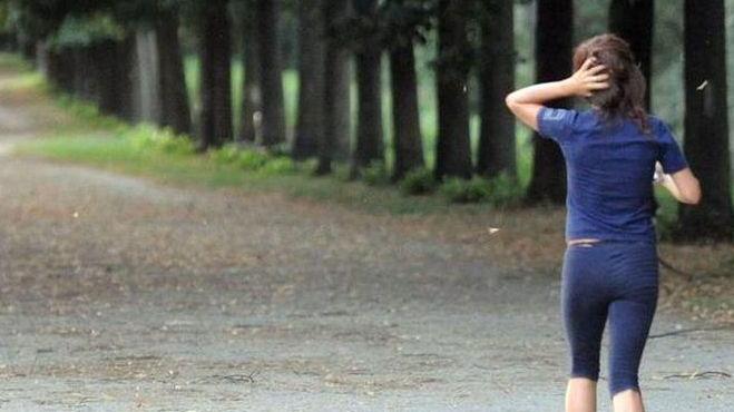 Palpa il sedere a una donna un 19enne finisce dei guai
