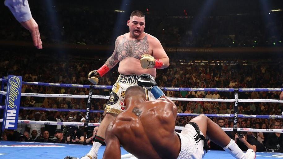 Il nuovo re dei pesi massimi è un pugile tutto ciccia e tacos