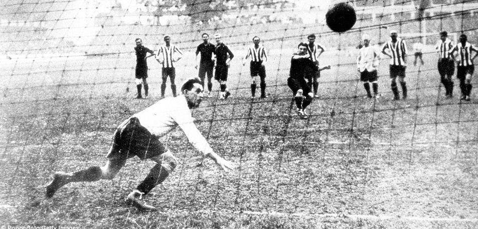 Portiere da una parte, palla dall’altra: l’immagine di questo rigore risale agli anni Venti. La regola del penalty è stata varata nel giugno 1891