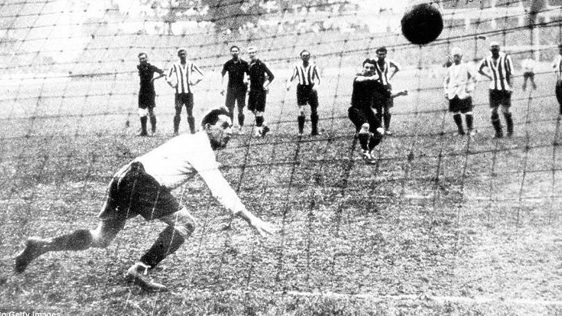 Portiere da una parte, palla dall’altra: l’immagine di questo rigore risale agli anni Venti. La regola del penalty è stata varata nel giugno 1891