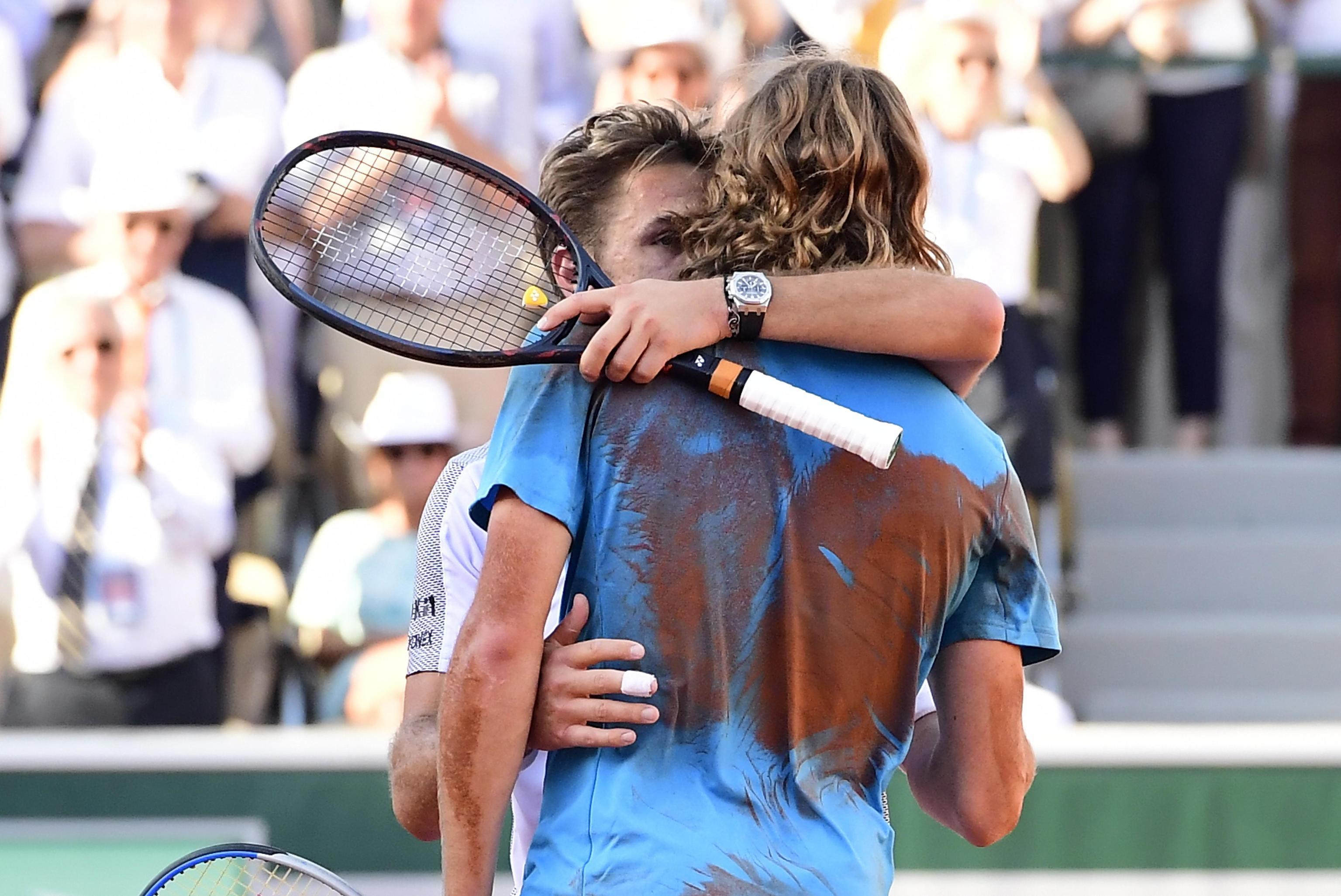 L'abbraccio tra Stan Wawrinka e Stefanos Tsitsipas al termine della battaglia negli ottavi del Roland Garros. Lo svizzero entra nei quarti: sarà un derby stellare contro Roger Federer. Per il giovane greco, numero 6 al mondo, l'appuntamento con la gloria appare soltanto rimandato
