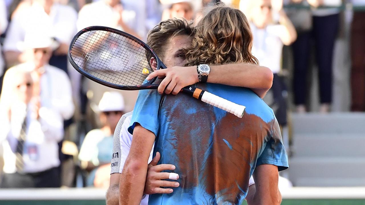 L'abbraccio tra Stan Wawrinka e Stefanos Tsitsipas al termine della battaglia negli ottavi del Roland Garros. Lo svizzero entra nei quarti: sarà un derby stellare contro Roger Federer. Per il giovane greco, numero 6 al mondo, l'appuntamento con la gloria appare soltanto rimandato