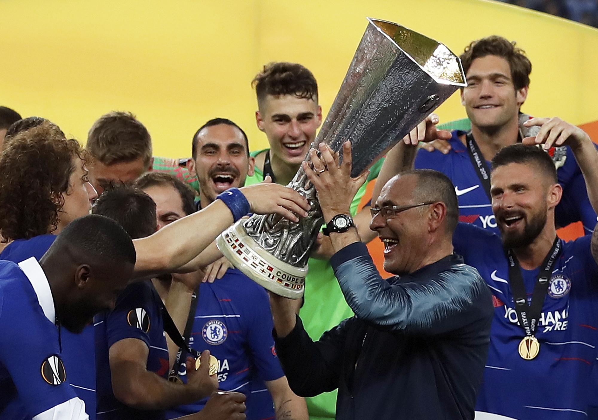 Maurizio Sarri alza al cielo l'Europa League