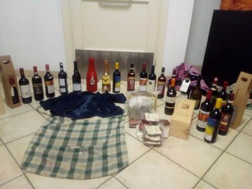 Ruba bottiglie pregiate di vino nascondendole sotto la gonna, arrestata una coppia