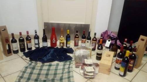 Ruba bottiglie pregiate di vino nascondendole sotto la gonna, arrestata una coppia