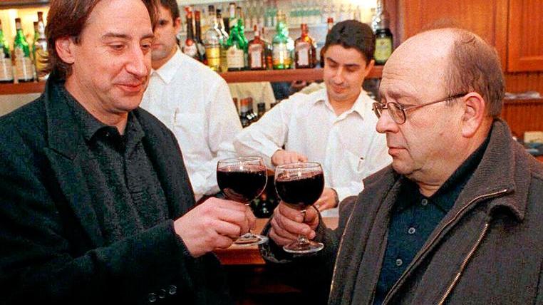 Manuel Vazquez Montalban (1939-2003), a destra, con Juanjo Puigcorbé, il Pepe Carvalho televisivo