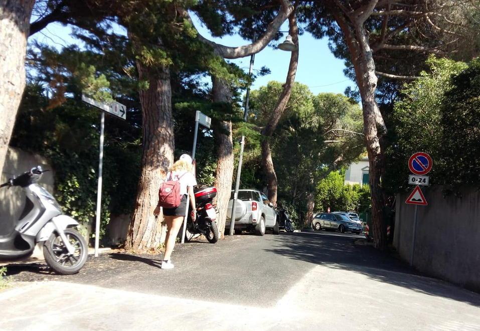 Castiglioncello, commercianti contro i parcheggi a pagamento: «Pochi e cari»