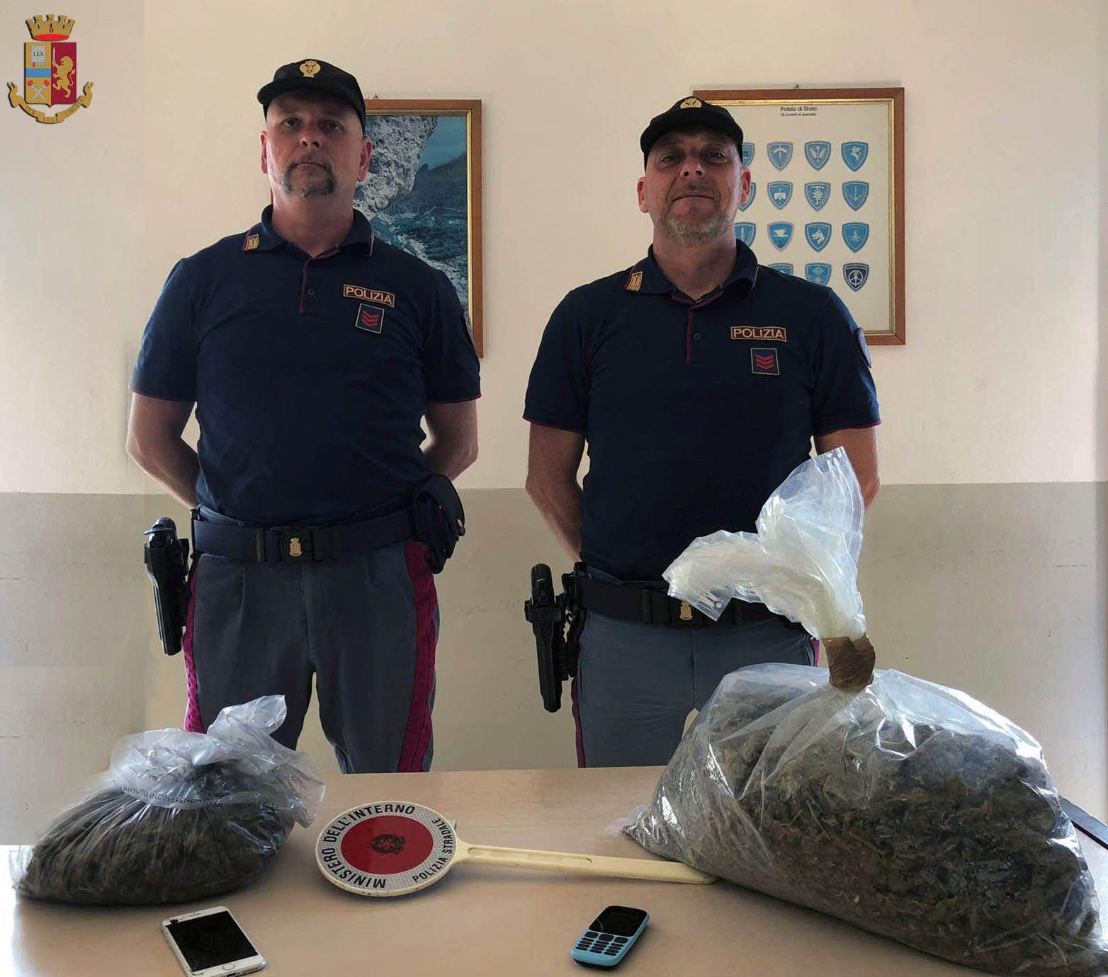 Gira con due chili e mezzo di marijuana nel bagagliaio, arrestato