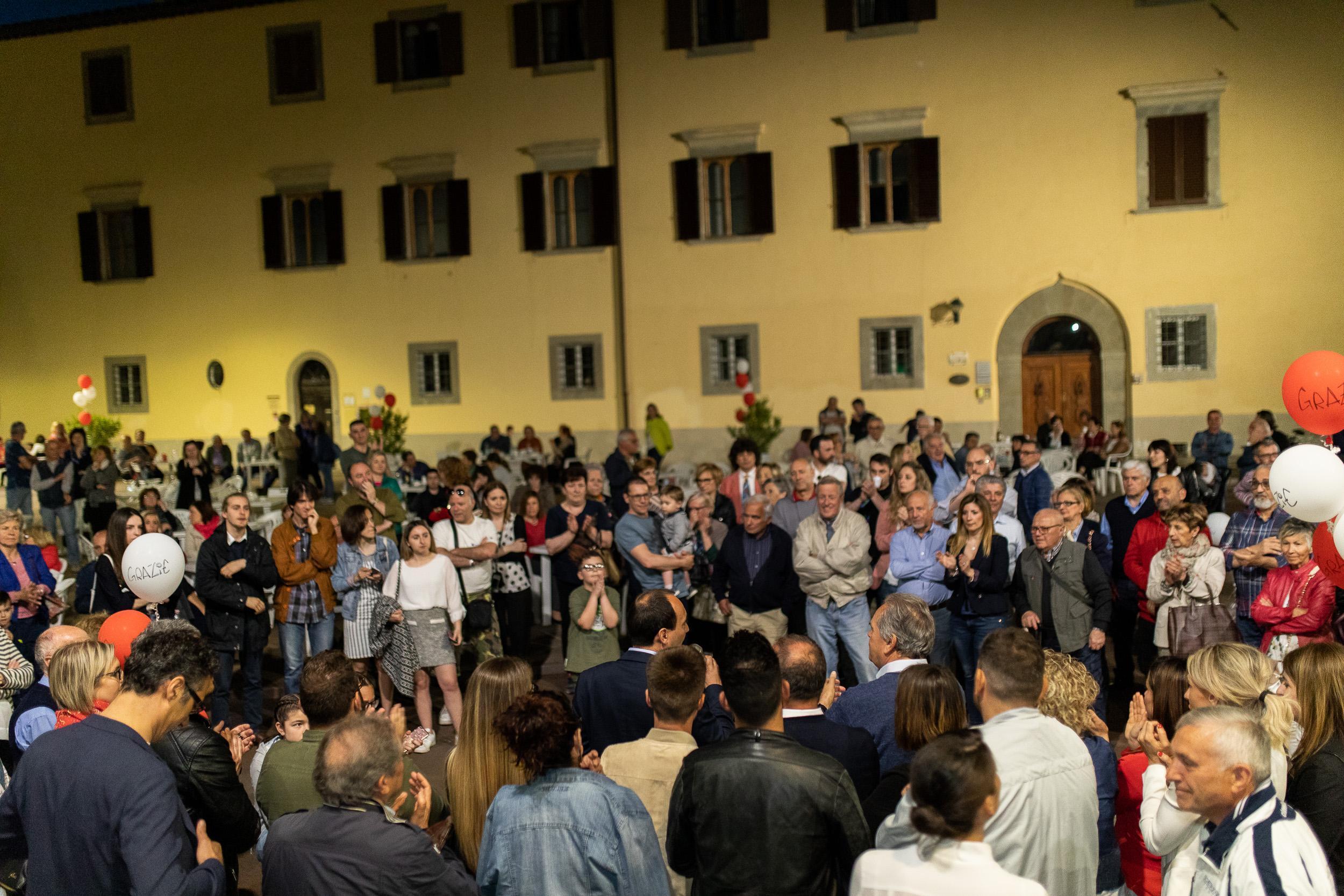 La festa in piazza don Milani per l'elezione del sindaco di Montemurlo Simone Calamai