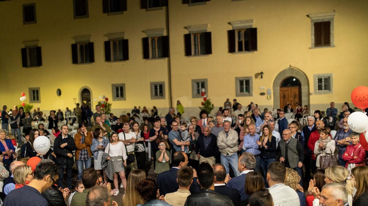 La festa in piazza don Milani per l'elezione del sindaco di Montemurlo Simone Calamai