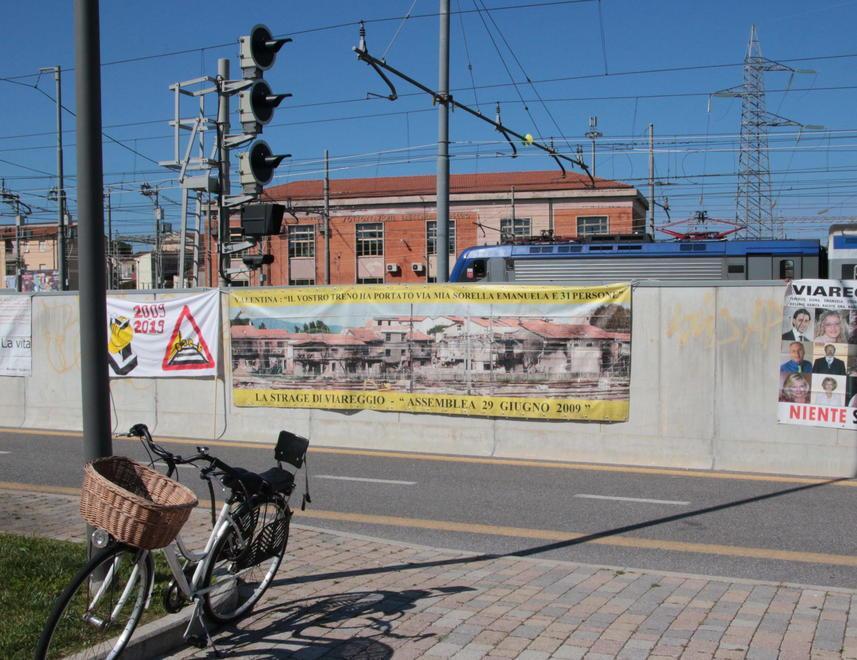 Le opere di dieci famosi street artist per ricordare la strage di Viareggio 