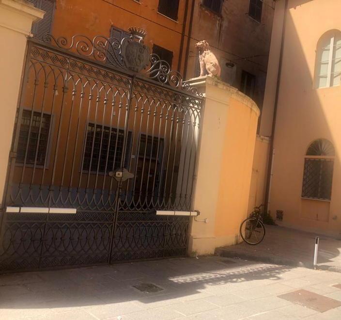 Uno dei cancelli scavalcati dai ladri