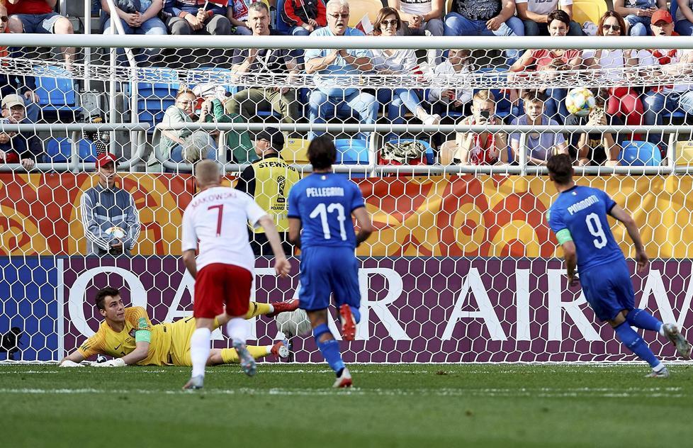 Cucchiaio di Pinamonti, e l’Italia under 20 conquista i quarti di finale