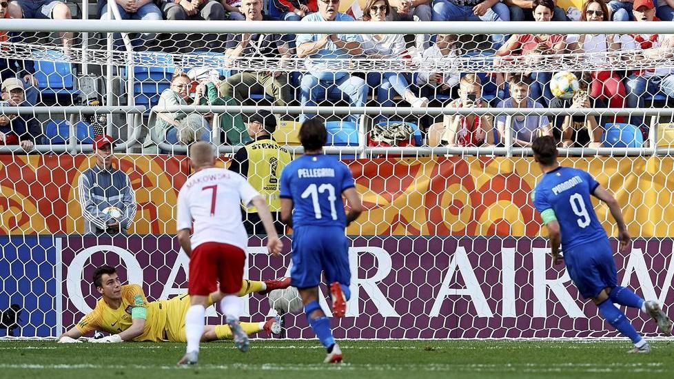 Cucchiaio di Pinamonti, e l’Italia under 20 conquista i quarti di finale