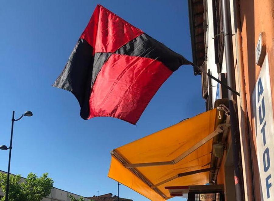 Il rito di Delfo ricomincia: la bandiera della Lucchese è di nuovo fuori dal bar 