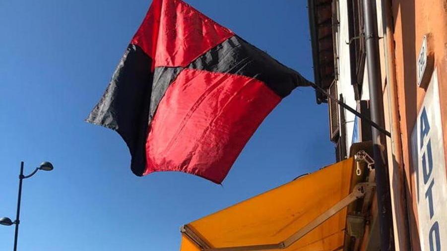Il rito di Delfo ricomincia: la bandiera della Lucchese è di nuovo fuori dal bar