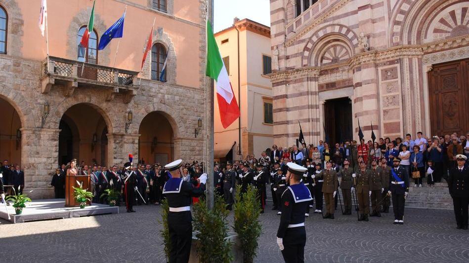 Davanti al duomo con fanfara e gonfaloni si celebra l’Italia che diventò Repubblica