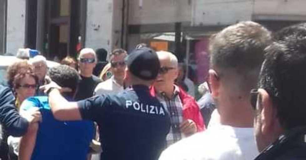 Rischia il linciaggio al mercato