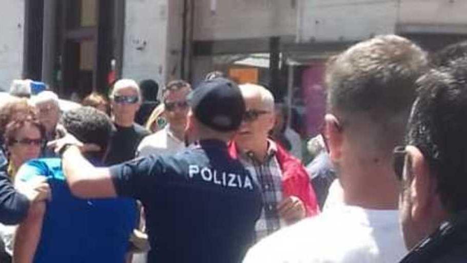 Rischia il linciaggio al mercato