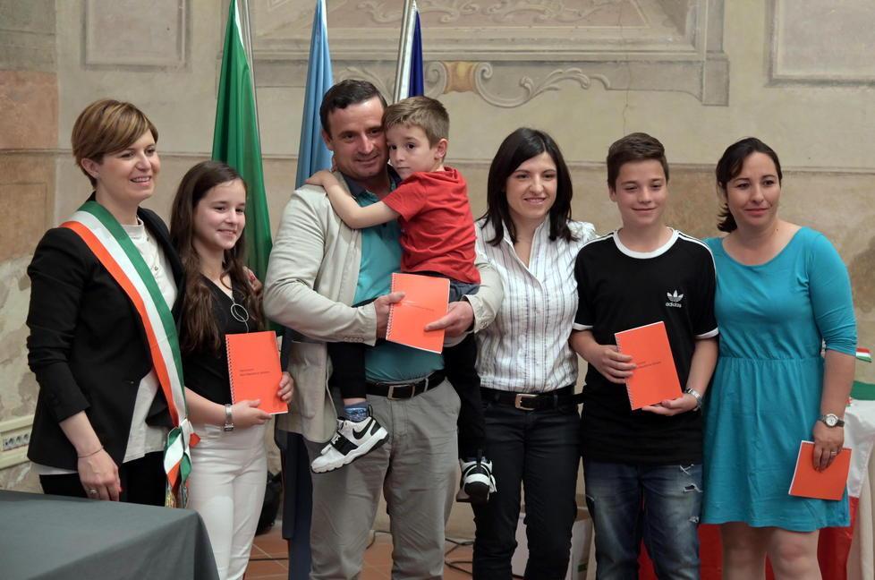 L’inno di Mameli, il regalo e tante foto