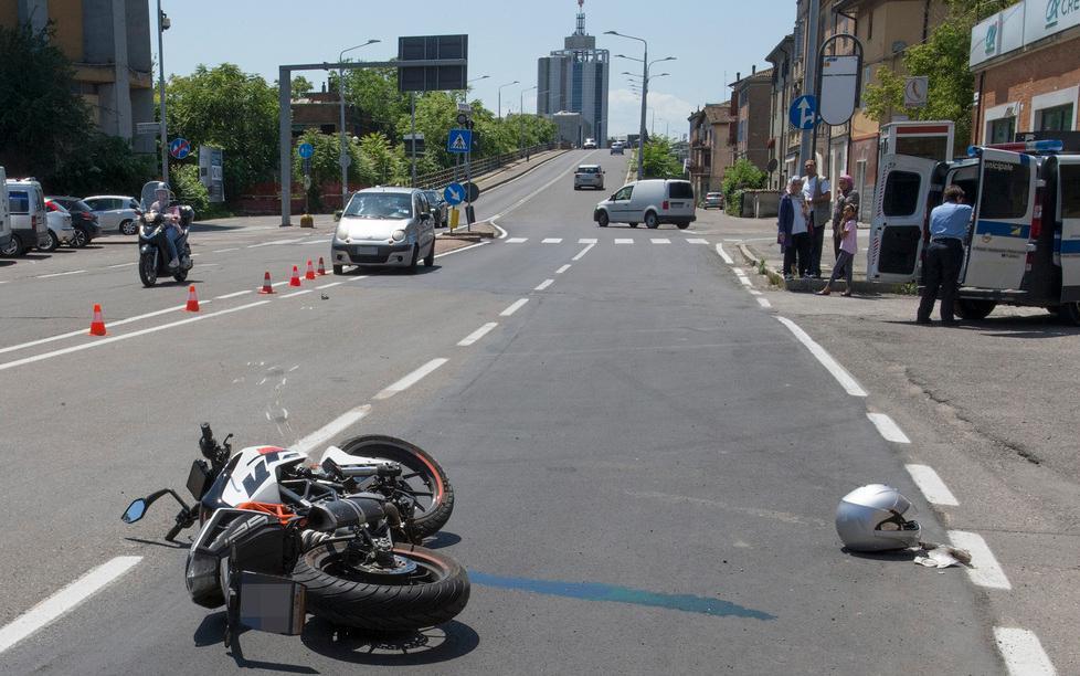 Moto contro auto: un ferito