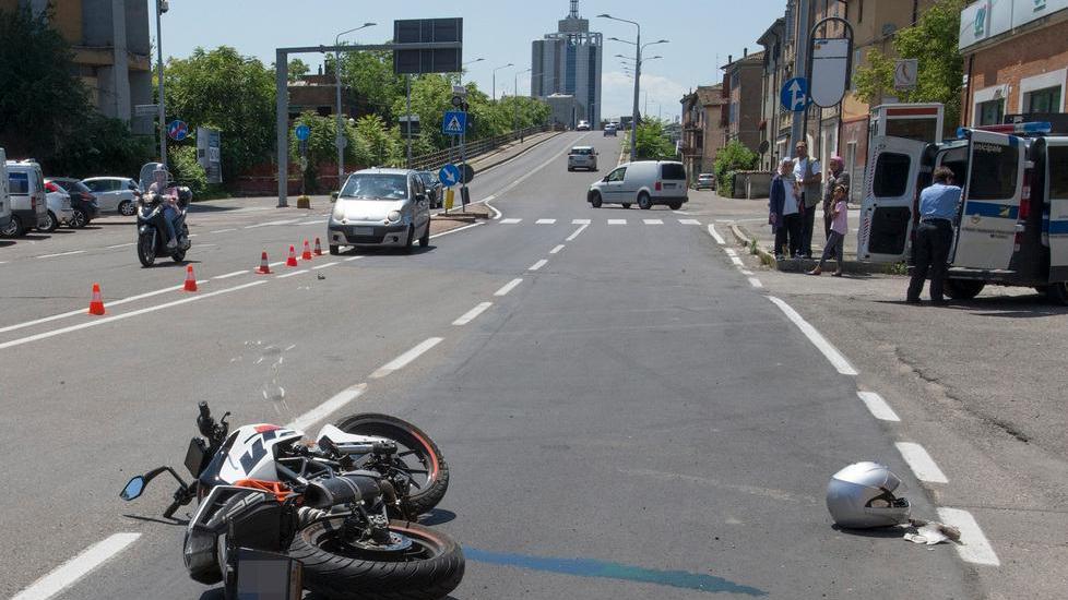 Moto contro auto: un ferito