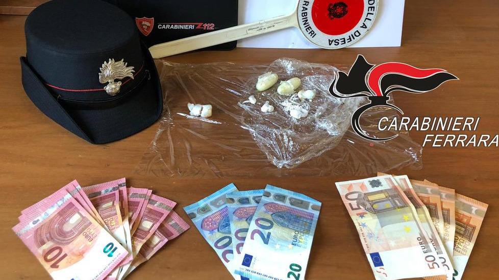 Ingoia ovuli di droga Bloccato dai carabinieri con eroina e cocaina