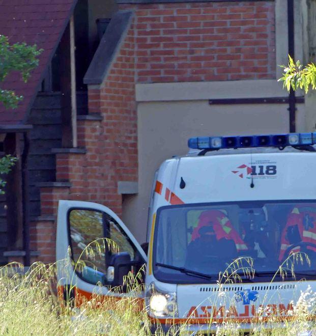Cade dal tetto di casa per recuperare il gatto Gravissima al S.Anna 