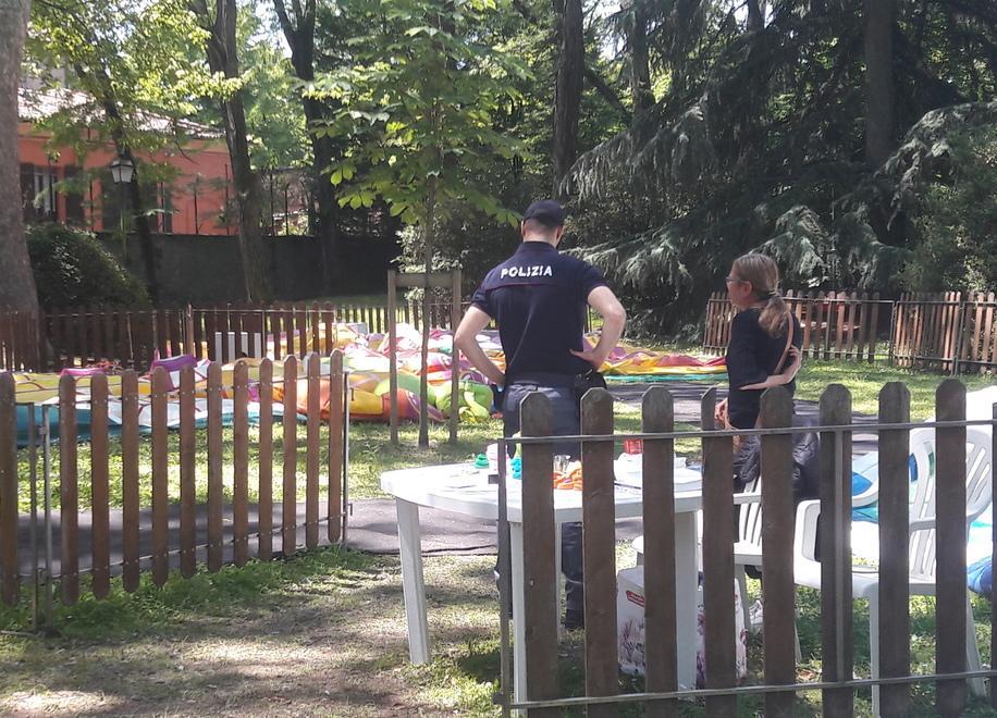 Paura per una bimba caduta dal gonfiabile svuotato dal black out