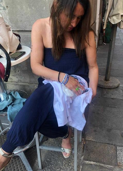 Chiede l’elemosina poi sferra un pugno a una donna al bar in piazza Prampolini 