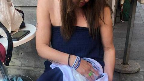 Chiede l’elemosina poi sferra un pugno a una donna al bar in piazza Prampolini