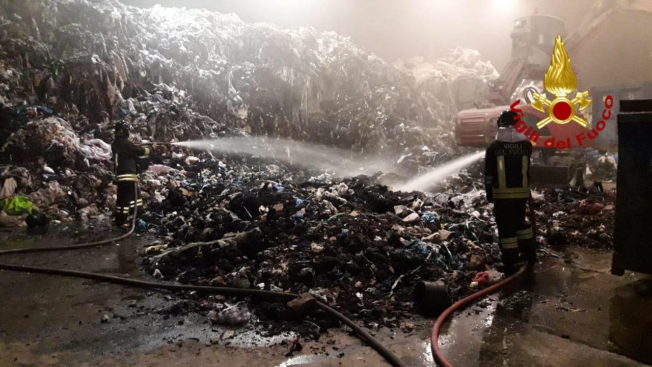 L'intervento dei vigili del fuoco alla Ecoambiente di Comeana