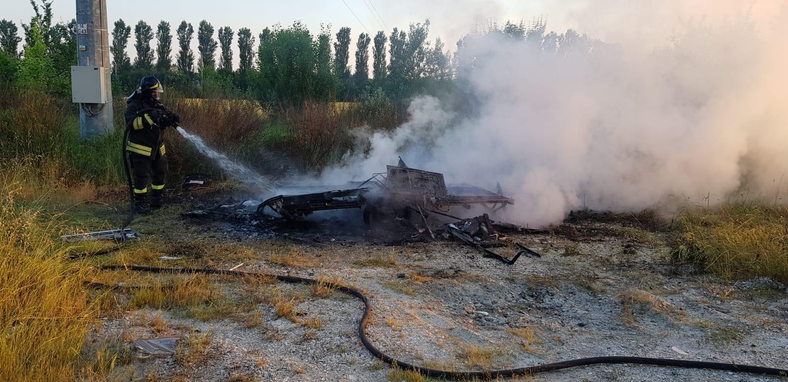 Modena, roulotte in fiamme