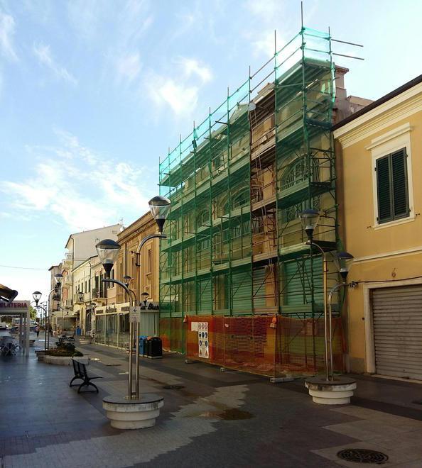 L’ex Officina Bensi sul corso di San Vincenzo: l’edificio sarà completamente ristrutturato