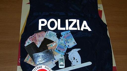 Droga nelle scuole, la polizia denuncia il fornitore che vendeva hashish ai ragazzi elbani