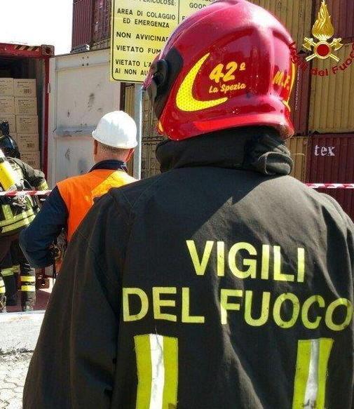 Donna incastrata fra l’auto e il muretto di casa: salvata dai vigili del fuoco 
