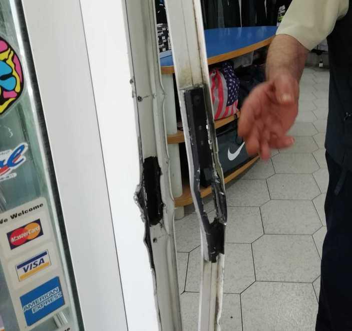 Svaligiano il negozio sportivo mentre i titolari sono a pranzo