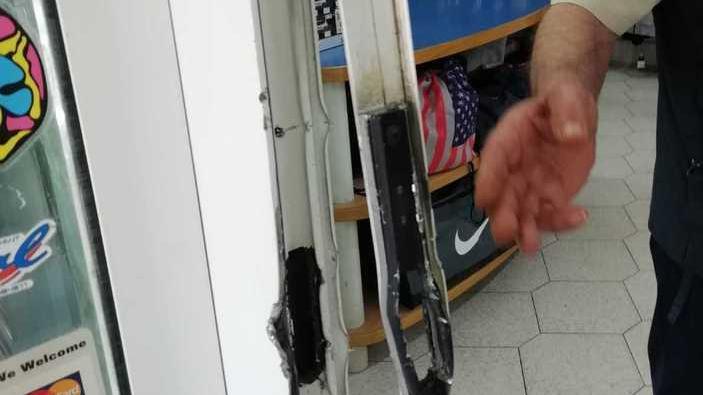 Svaligiano il negozio sportivo mentre i titolari sono a pranzo