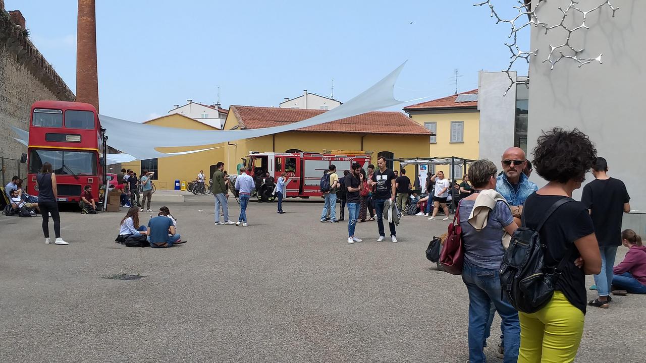 L'evacuazione alla biblioteca Lazzerini per l'allarme antincendio che è scattato stamani