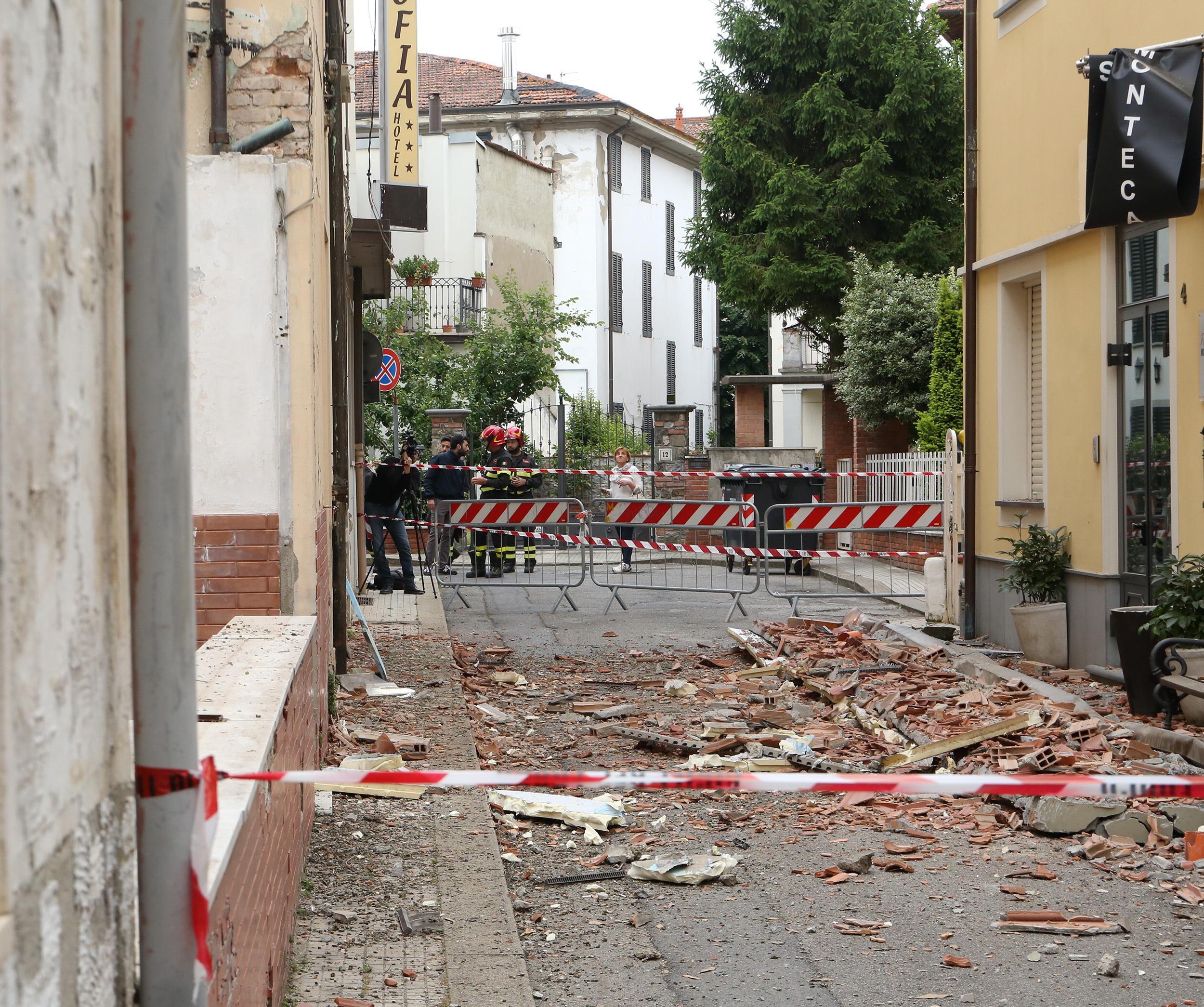 I detriti caduti sulla via San  Michele (Foto Nucci)
