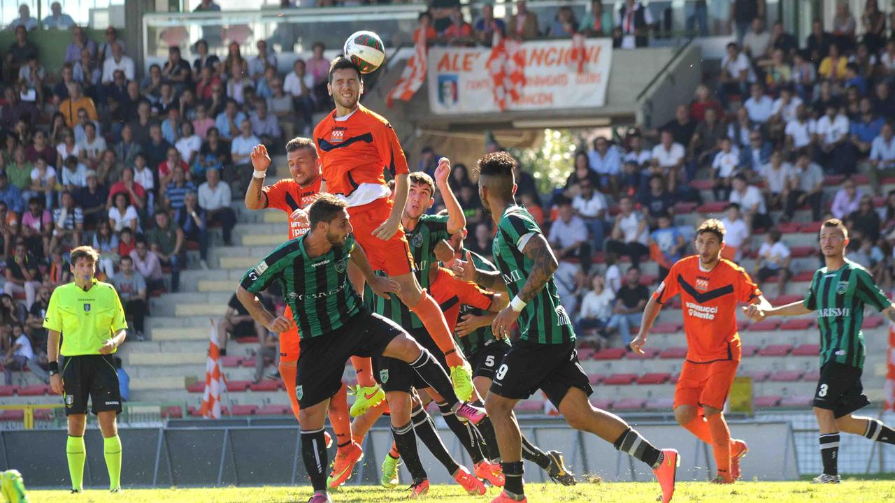 Luca Piana allo stacco di testa con la maglia della Pistoiese, nella stagione 2014-2015