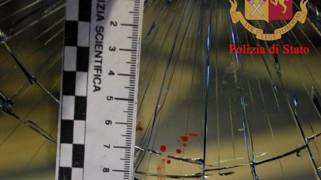 Le tracce di sangue lasciate dal ladro