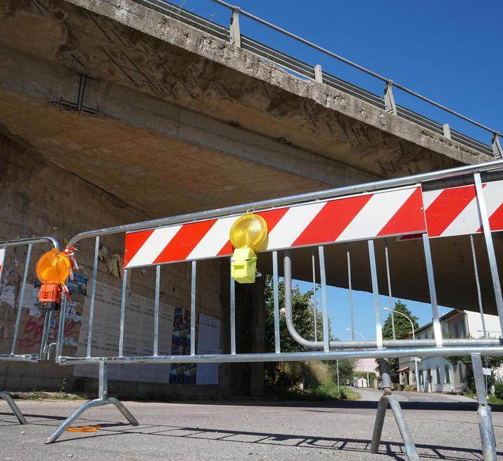 Le transenne che chiudono la strada sotto il ponte di Istia (foto Bf)