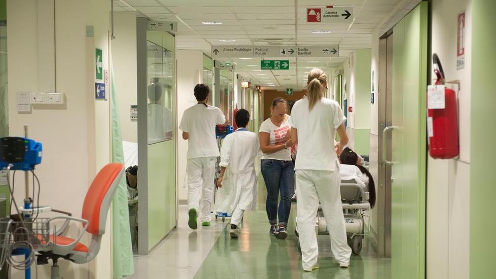 A 51 anni suicida al Pronto soccorso, indagati tre medici: non l’hanno controllato