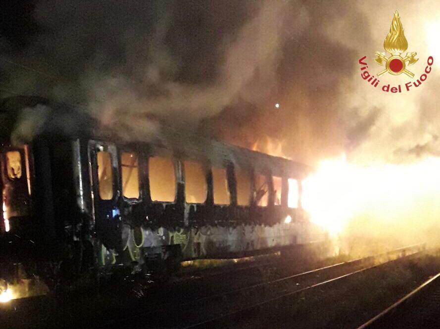 Incendio distrugge un vagone in sosta in un deposito 