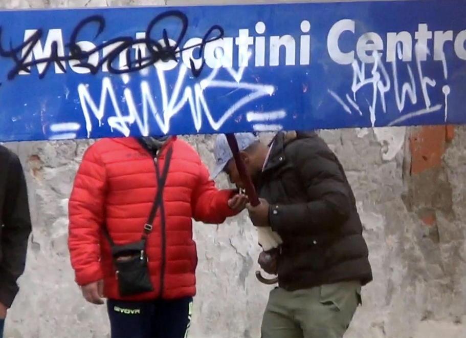 Incastrati dai video gli spacciatori della panchina 