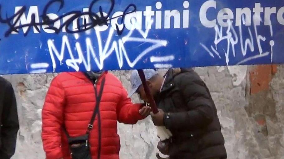 Incastrati dai video gli spacciatori della panchina