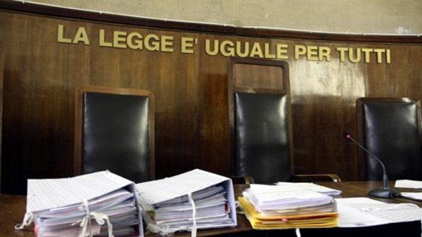 Lui chiedeva, l’amante pagava e la moglie incassava i soldi